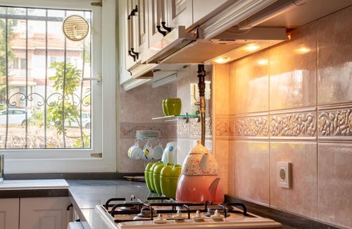 Cigli Apartment | Spacious Detached House with Garden in Izmir