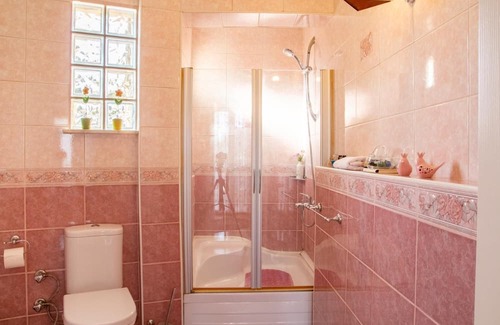 Cigli Apartment | Spacious Detached House with Garden in Izmir