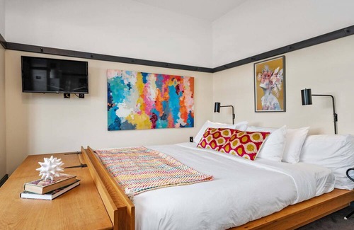 East Liberty Apartment | Kasa | Classic Studio, Quick Drive to Carnegie Mellon | The Maverick