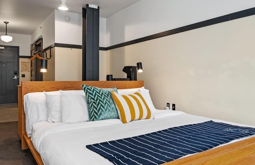 East Liberty Apartment | Kasa | Classic Studio, Quick Drive to Carnegie Mellon | The Maverick