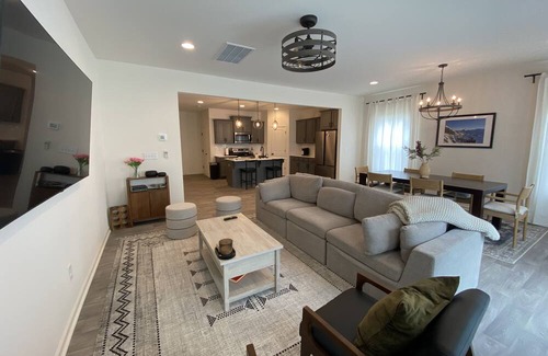 Harwood Lane House | NEW townhome 5 minutes from Whitewater center. 12 minutes from the CLT airport