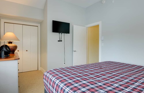 West Dover Apartment | West Dover Condo w/Fireplace: Half Mi to Mt. Snow