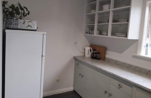 Waitarere Beach House | The Seashell - central, private, comfortable Incl bedding and linen, wifi