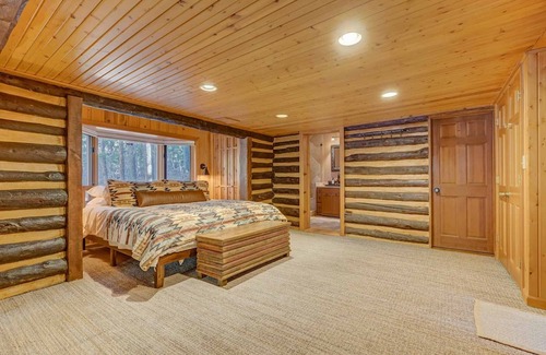 Cheyenne Canyon Cabin | Creekside Cabin w/ Hot Tub! 2 minutes to hiking trails!