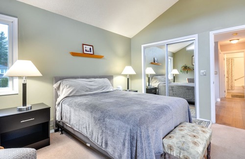 Cedar Hills House | Charming Portland Home: Yard, Deck & Fireplace!