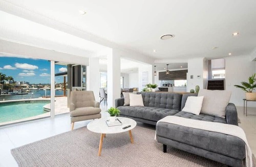 Runaway Bay House | Waterfront Resort-Style Retreat - Runaway Bay