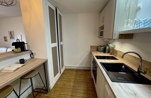 Dreux Apartment | Dreux #5 - Royal View, Heart of the City, bright studio