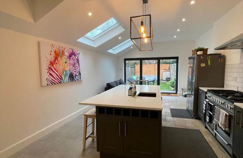 Canbury Apartment | Stunning 3 Bed House
