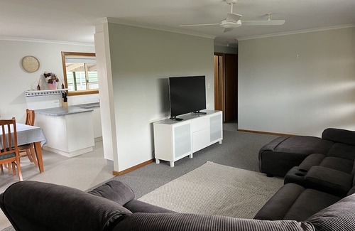 Port Lincoln House | Family, Pet Friendly House in central location with enclosed yard.