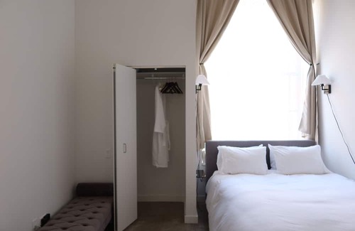 Uptown Apartment | Maisons de Promettre Modern Elegance Suite in the Heart of Uptown Chicago