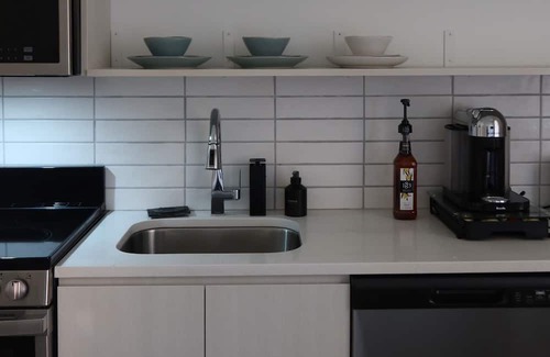 Uptown Apartment | Maisons de Promettre Modern Elegance Suite in the Heart of Uptown Chicago
