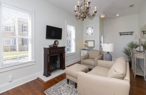 Downtown Historic District House | HISTORIC DISTRICT ~ Walk Everywhere ~ Free Parking!