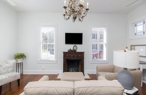 Downtown Historic District House | HISTORIC DISTRICT ~ Walk Everywhere ~ Free Parking!
