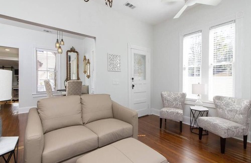 Downtown Historic District House | HISTORIC DISTRICT ~ Walk Everywhere ~ Free Parking!
