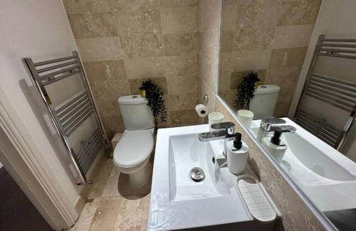 Kilburn Apartment | Delightful Ensuite- 1C Charteris