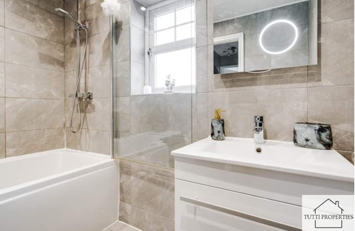 Kirkby House | Beautiful Home from Home In Liverpool, Perfect for Families and Contractors.