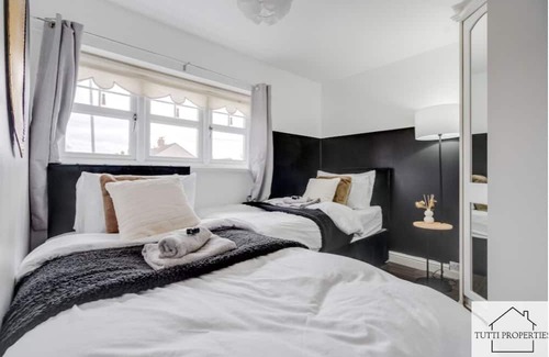Kirkby House | Beautiful Home from Home In Liverpool, Perfect for Families and Contractors.
