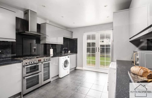 Kirkby House | Beautiful Home from Home In Liverpool, Perfect for Families and Contractors.