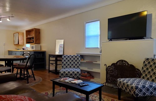 Tyrone House | Cozy cottage in Silver City historic district. 5 minute walk to downtown & WNMU!
