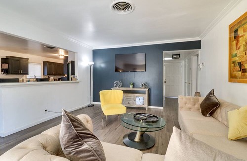 Northridge House | Sunny Northridge Getaway w/ Private Outdoor Pool!