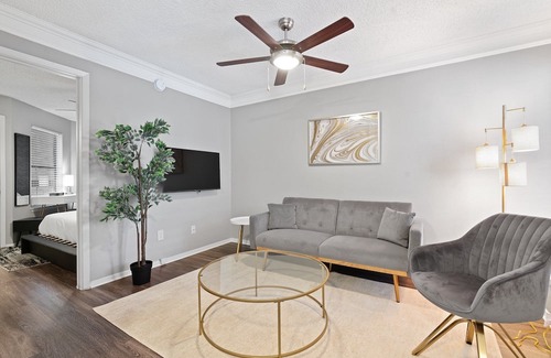 Brentwood Apartment | Modern Luxe 1B City Skyline View Near Downtown