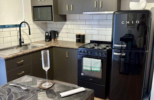 Edge Hill Apartment | Luxe Edge Hill Studio Villa