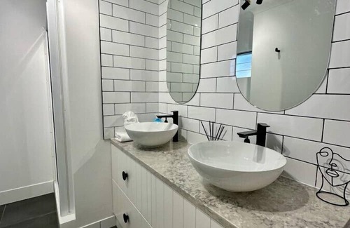 Edge Hill Apartment | Luxe Edge Hill Studio Villa