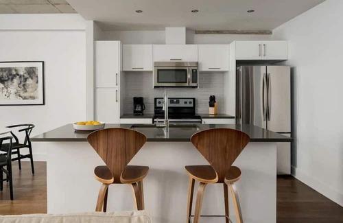 Chinatown Apartment | Place-Des-Arts 1-Bedroom Condo