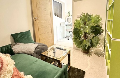 Wolverhampton Apartment | Luxurious and private. Daily,weekly, monthly and long term bookings accepted.