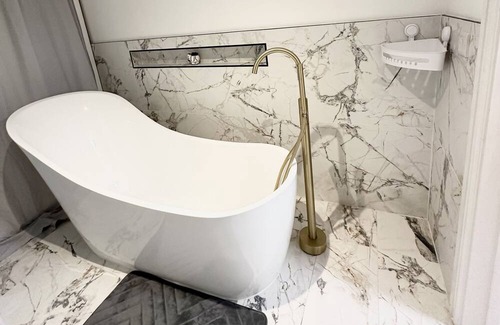 Wolverhampton Apartment | Luxurious and private. Daily,weekly, monthly and long term bookings accepted.