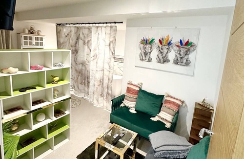 Wolverhampton Apartment | Luxurious and private. Daily,weekly, monthly and long term bookings accepted.
