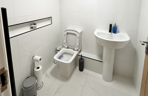 Wolverhampton Apartment | Luxurious and private. Daily,weekly, monthly and long term bookings accepted.