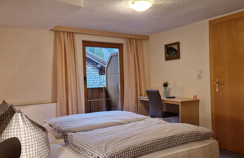 Tannheim Cottage | Doppelzimmer 8 - Gasthaus Pension Bergheim