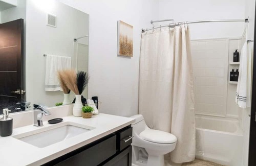 Henderson Apartment | Paradise Oasis Retreat 🎰 10 Min From Airport 15 Min From Las Vegas Strip!