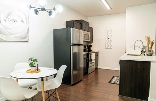 Henderson Apartment | Paradise Oasis Retreat 🎰 10 Min From Airport 15 Min From Las Vegas Strip!