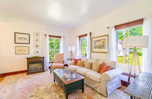Friendship Apartment | Beautiful restored sunny Historic home in a quintessential Maine fishing village