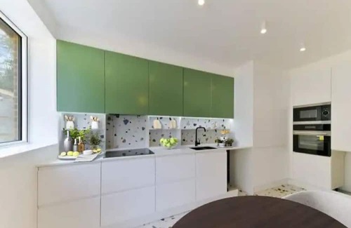 Redhill House | Big 4 Bed House, Close to Gatwick -15 mins