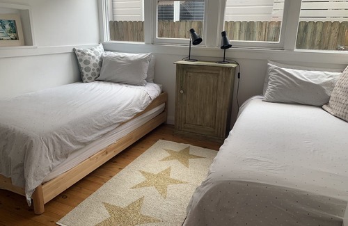 Budgewoi Cottage | Cute original 60’s Budgewoi beach house. 5 minute walk to beach & pet friendly!