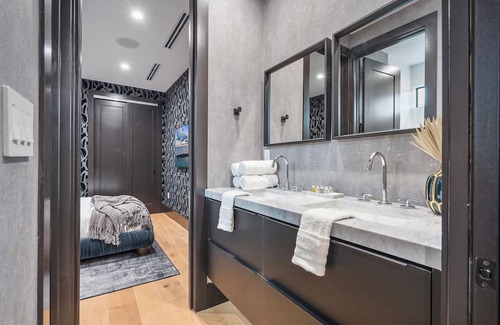 Northeast Miami Villa | Modern 6 Bedroom w/pool in Design District