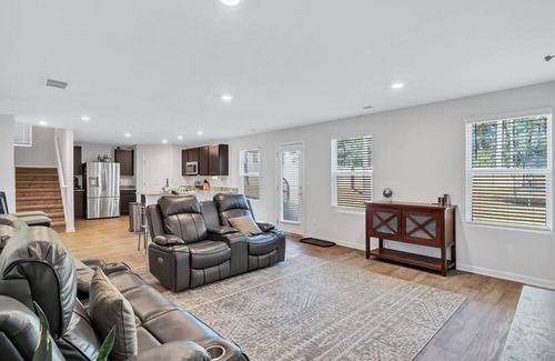 Hampton House | Sleeps 10 ~ King Bed ~ Firepit ~ Smart TV