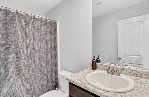 Hampton House | Sleeps 10 ~ King Bed ~ Firepit ~ Smart TV