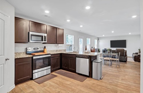 Hampton House | Sleeps 10 ~ King Bed ~ Firepit ~ Smart TV