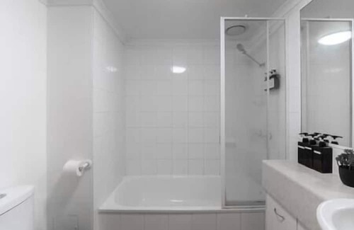 Kelvin Grove Apartment | KG2 Oasis Metro Retreat: 2B2B w Parking Walk to QUT