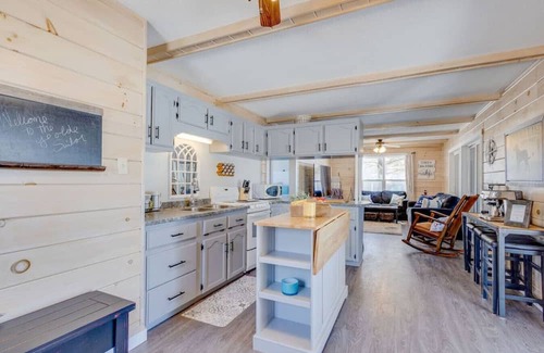 Alberton Cottage | Cozy Waterfront Hideaway: 3BD with Indoor Hot tub