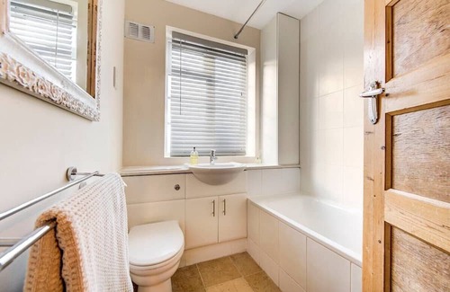 Cleveland Apartment | This apartment is a 2 bedroom(s), 1 bathrooms, located in London, England.