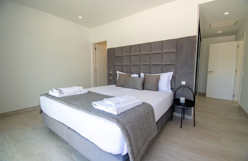 Vale de Covo Villa | Casa Tres Rosas - Carvoeiro - 6 bedroom villa with heated pool. Walking distance