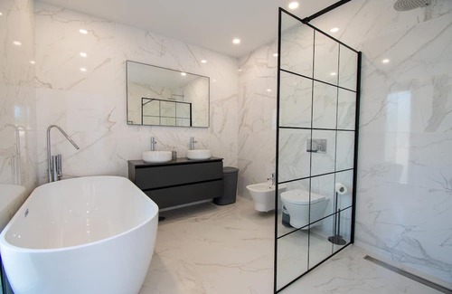 Vale de Covo Villa | Casa Tres Rosas - Carvoeiro - 6 bedroom villa with heated pool. Walking distance