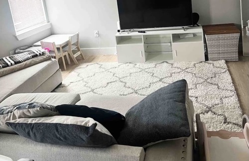 Orange Apartment | Cozy minimalist 2BR 2BA apt 30mins from NYC 15mins from airport & American Dream