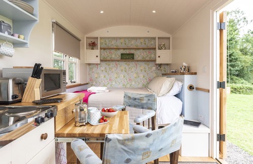 Sherborne Cottage | BLOSSOM, pet friendly, character holiday cottage in Sherborne