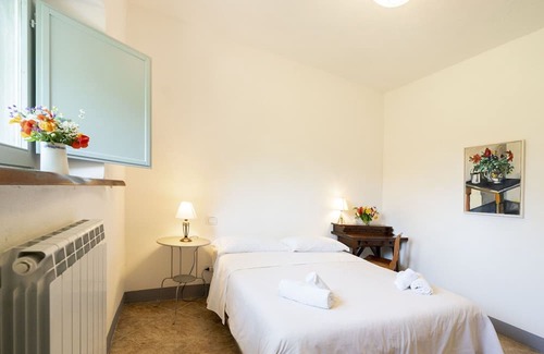 Vernazzano Basso Villa | Apartment in villa with pool, WIFI, patio, pets allowed, panoramic view, parking, close to Cortona
